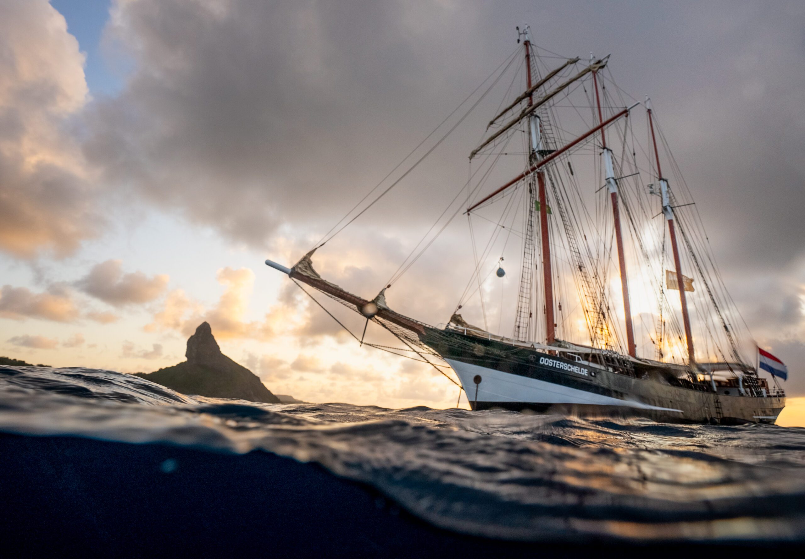 Darwin200: Sailing Across The Pacific